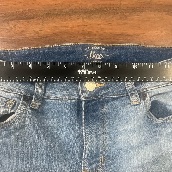 G H Bass & Co Light Blue Cropped Jeans with frayed edges - Picture 5 of 9